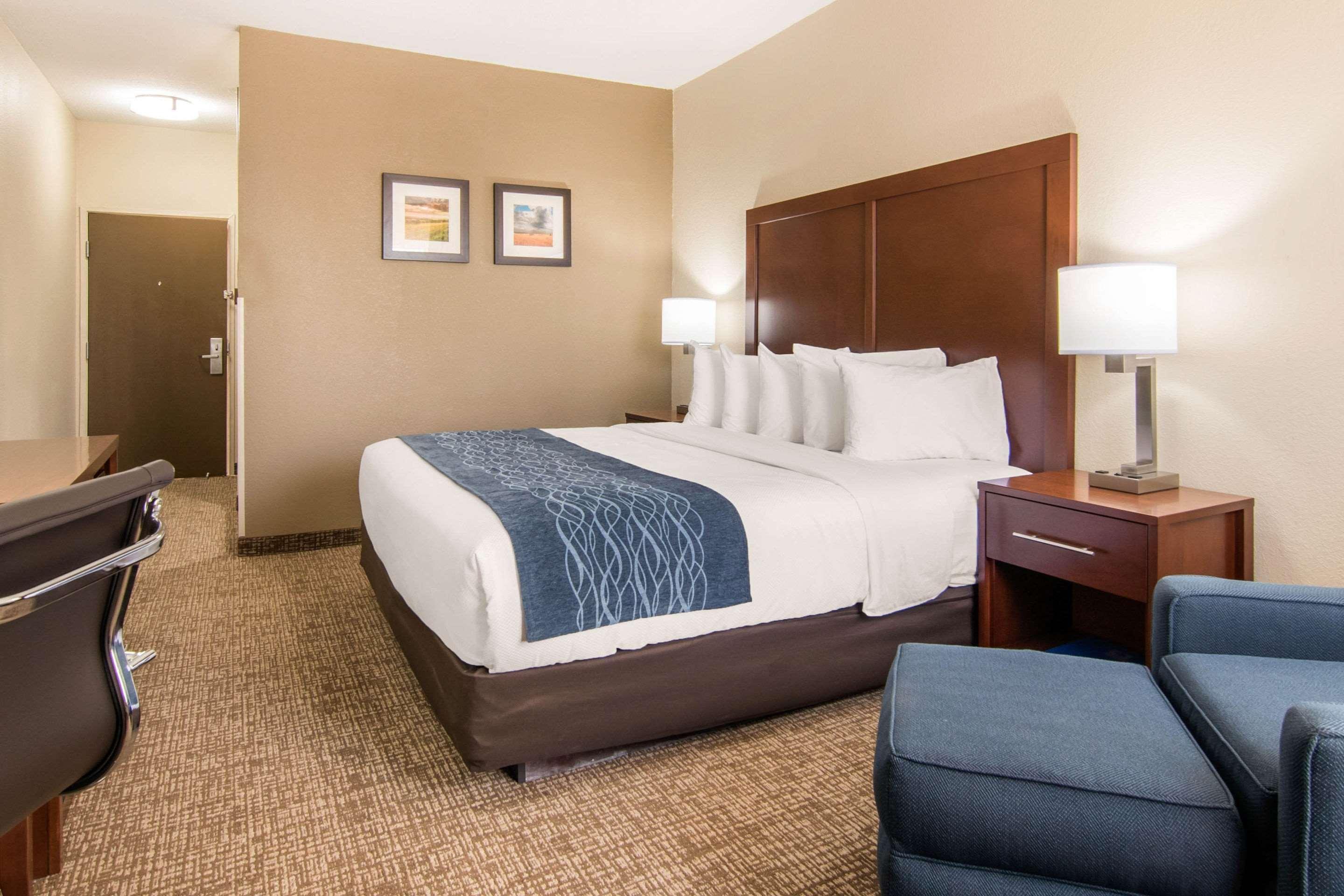 Comfort Inn & Suites Junction City - Near Fort Riley Exteriör bild
