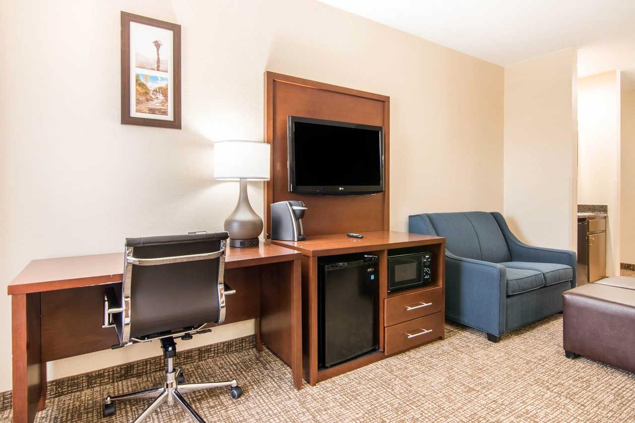Comfort Inn & Suites Junction City - Near Fort Riley Exteriör bild